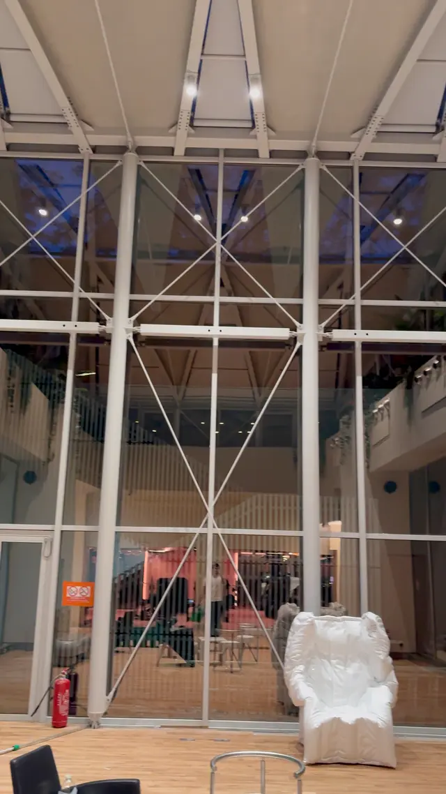 Verrière d'atrium de plusieurs mètres de haut nettoyée sans échafaudage dans une salle de sport