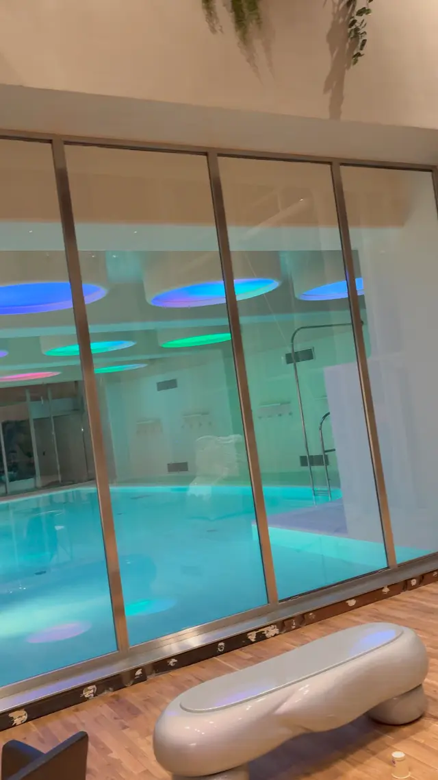 Paroi vitrée d'une piscine intérieure sans aucune trace après le passage de Mavitre Clean