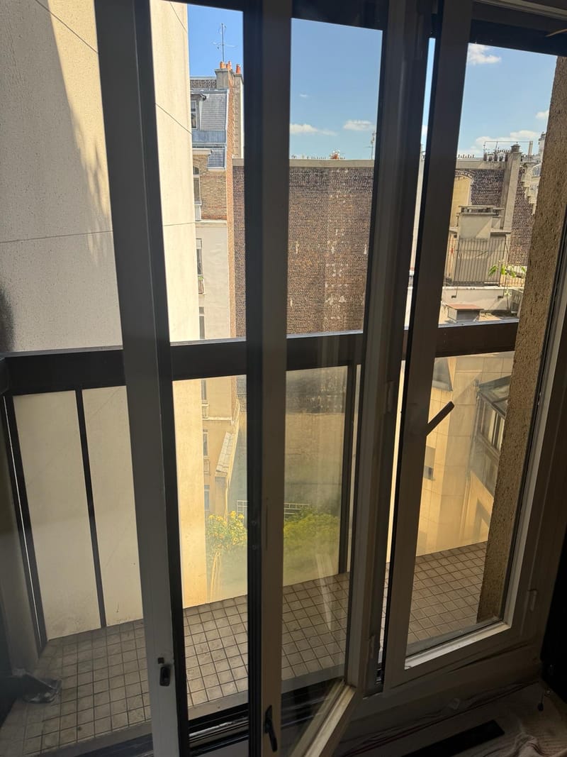 La même porte-fenêtre parisienne aux vitres parfaitement nettes et sans traces après le passage de Mavitre Clean