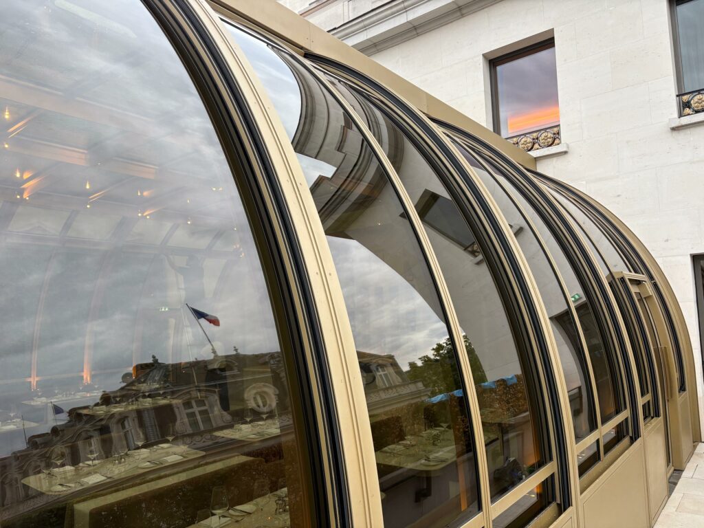 Nettoyage de vitre à Paris champs Élysée