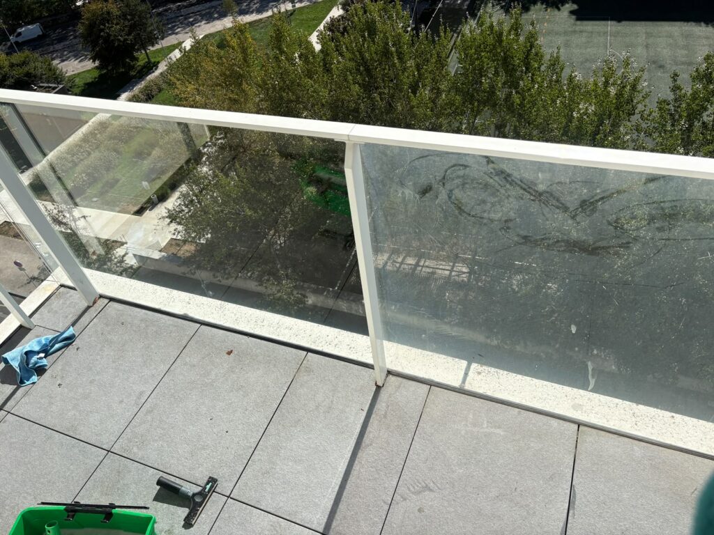 Nettoyage de garde-corps vitrés et d’une verrière de duplex à Boulogne-Billancourt (92)